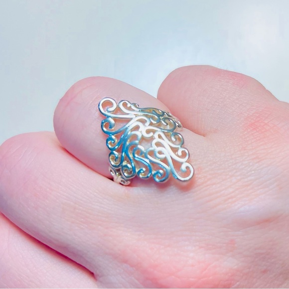 Elegant Silver Swirl Ring - Picture 4 of 7